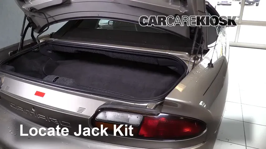 2002 Chevrolet Camaro 3.8L V6 Convertible Monter sur cric Utiliser le cric pour lever la voiture